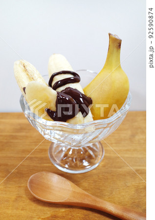 可愛いガラスの器に入ったチョコバナナ 可愛いガラスの器に入ったチョコバナナ 92590874