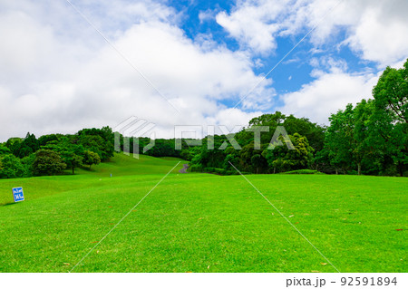 青空のゴルフ場・ティーグラウンドからのロングコースの眺め(千葉県富津市) 青空のゴルフ場・ティーグラウンドからのロングコースの眺め(千葉県富津市) 92591894