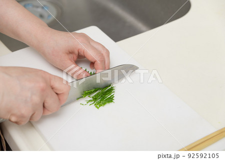 【三徳包丁で大葉を千切りにし薬味を作る】 【三徳包丁で大葉を千切りにし薬味を作る】 92592105