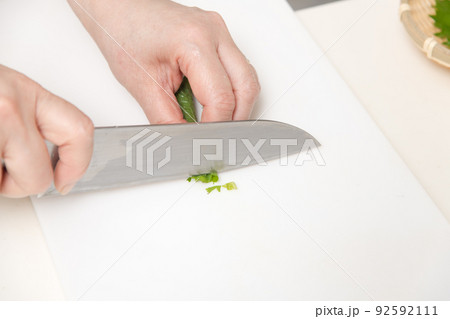 【巻いた大葉を千切りにし薬味を作る】 【巻いた大葉を千切りにし薬味を作る】 92592111