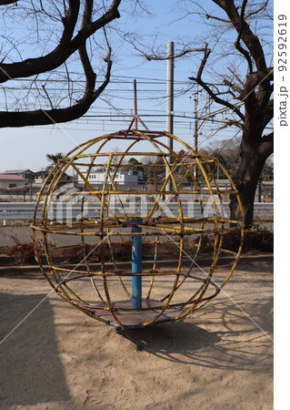 公園の球形遊具 公園の球形遊具 92592619