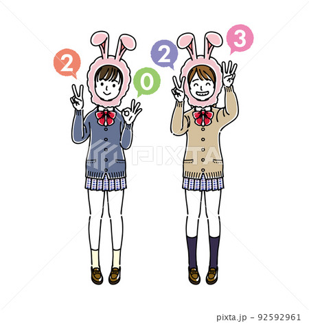 うさぎのかぶりものをかぶって指で「2023」を作る女子高生二人組 92592961