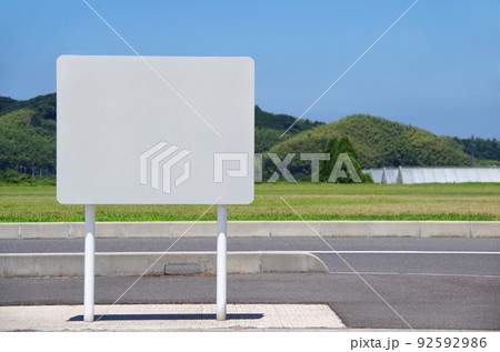 道路沿いの看板 92592986
