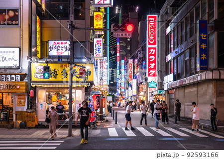 《東京都》新橋駅前・飲み屋街 《東京都》新橋駅前・飲み屋街 92593166