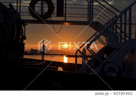 朝日と船　朝日の港 92595402