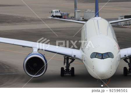 到着した旅客機 航空機の正面 到着した旅客機 航空機の正面 92596501