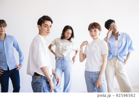 若い男女　ポートレート 92596562