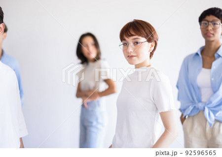 若い女性　ポートレート 92596565