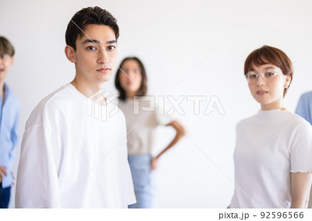 若い男女　ポートレート 92596566