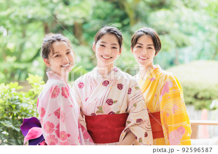 温泉旅行を楽しむ浴衣姿の女性と友達 温泉旅行を楽しむ浴衣姿の女性と友達 92596587