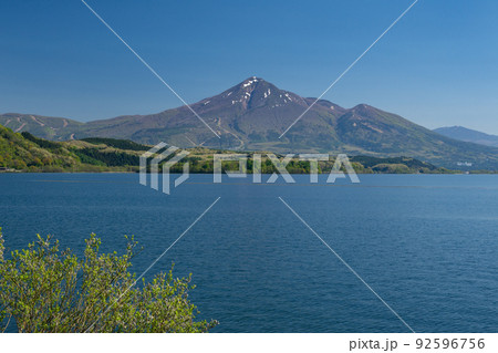 新緑の猪苗代湖と磐梯山 新緑の猪苗代湖と磐梯山 92596756