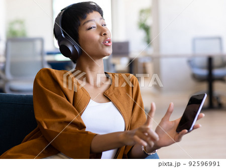 ヘッドフォンで音楽を聴く　歌う 92596991