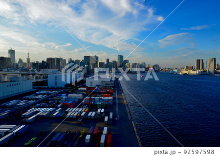 芝浦ふ頭　コンテナの並ぶ東京湾 92597598