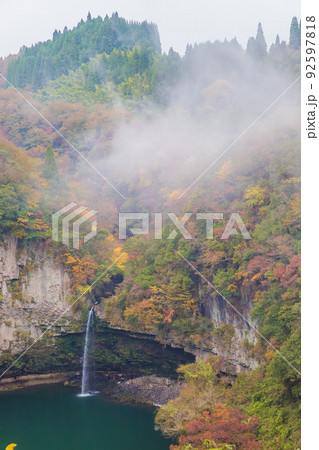 うのこの滝の紅葉(宮崎県五ヶ瀬) うのこの滝の紅葉(宮崎県五ヶ瀬) 92597818