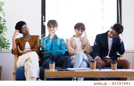 多国籍の学生 ビジネス 悩む 多国籍の学生 ビジネス 悩む 92597843