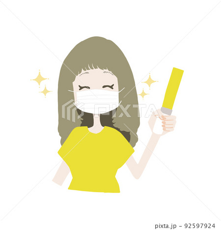 マスクをしてライブTシャツを着た女の子が笑顔でペンライトを1本持ってを楽しんでいる様子のイラスト 92597924