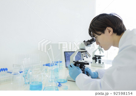研究者 顕微鏡 研究者 顕微鏡 92598154