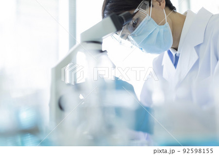 研究者 顕微鏡 研究者 顕微鏡 92598155
