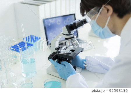 研究者 顕微鏡 研究者 顕微鏡 92598156