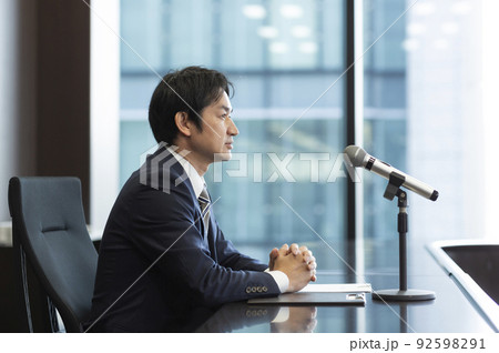 ビジネスマン マイク 記者会見 男性 92598291