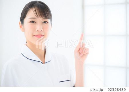 美容系ナースや看護師のイメージに使いやすいアジア人女性のポートレート　コピースペース　白 92598489