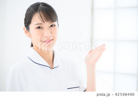 美容系ナースや看護師のイメージに使いやすいアジア人女性のポートレート　コピースペース　白 92598490