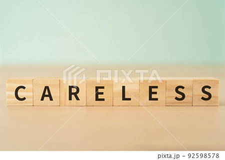 不注意・ケアレスミスのイメージ｜「CARELESS」と書かれたブロック 92598578