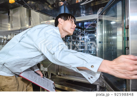 業務用厨房器具を確認する男性スタッフ 業務用厨房器具を確認する男性スタッフ 92598848
