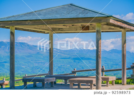 山の見える休憩場所 絶景風景イメージ素材 92598973