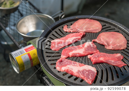 【オートキャンプ場でソロキャンプ　焼き肉プレートで牛肉を焼く】 92599078