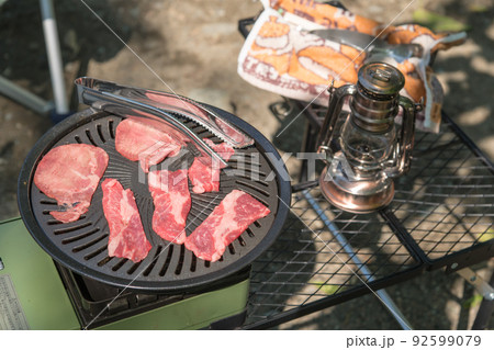 【オートキャンプ場でソロキャンプ　焼き肉プレートで牛肉を焼く】 92599079