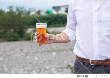 ビールを持つ男性の手元　beer	 92599337