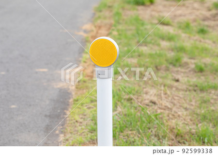 道路の反射板　Road reflector 92599338