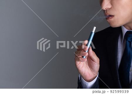 電子タバコを持つスーツの男性 cigarette 電子タバコを持つスーツの男性 cigarette 92599339