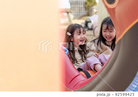楽しむ おもしろい 表情 92599425