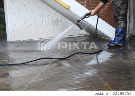 タイルクリーニング作業風景 92599759