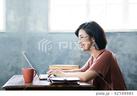 女性　テレワーク　リモートワーク　横顔　 92599985