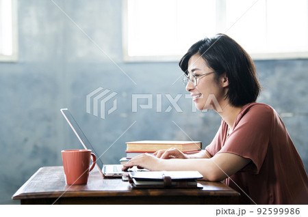 女性　テレワーク　リモートワーク　横顔　 92599986