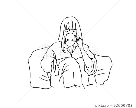 部屋でリラックスするパジャマ姿の女性 92600703