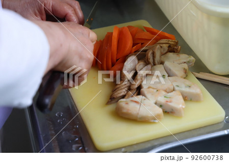 煮物づくり、好みの食材を切る 92600738