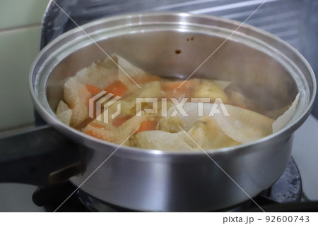 煮物づくり、食材を煮る 煮物づくり、食材を煮る 92600743