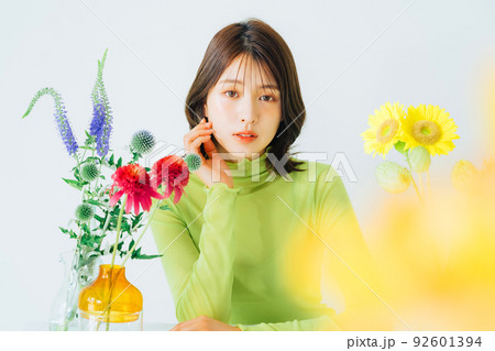 花と若い女性　ヘアスタイル＆ビューティーイメージ　 92601394
