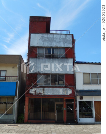 過疎化が進む地方都市の老朽化が進む駅前のビル 過疎化が進む地方都市の老朽化が進む駅前のビル 92601923