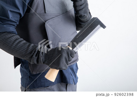 なたを持った男性 Man with hatchet なたを持った男性 Man with hatchet 92602398