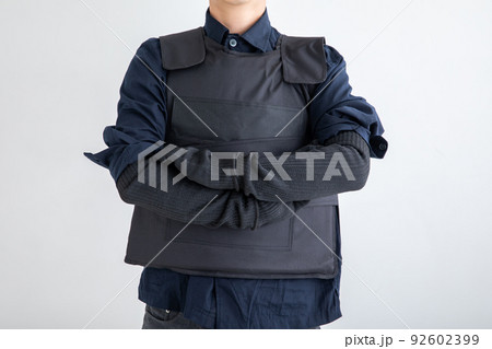 防弾ベストを着て腕組みをする男性 Men wearing bulletproof vests 防弾ベストを着て腕組みをする男性 Men wearing bulletproof vests 92602399