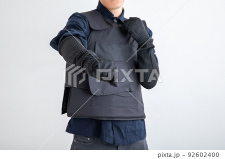 防弾ベストを着る男性 Men wearing bulletproof vests 防弾ベストを着る男性 Men wearing bulletproof vests 92602400