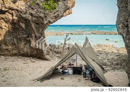 ソロキャンプ 海キャンプ 無骨 青空 自然  92602849