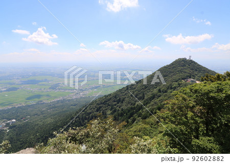 茨城県の筑波山の女体山の山頂からの男体山の眺め 92602882