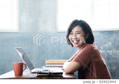 女性 テレワーク リモートワーク 笑顔 カメラ目線 女性 テレワーク リモートワーク 笑顔 カメラ目線 92602944