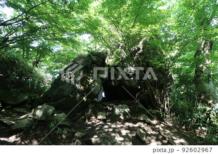 茨城県の筑波山の登山道の奇岩 92602967